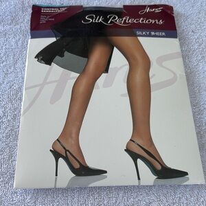 Hanes Silk Reflections Silky Sheer Pantyhose - Black
